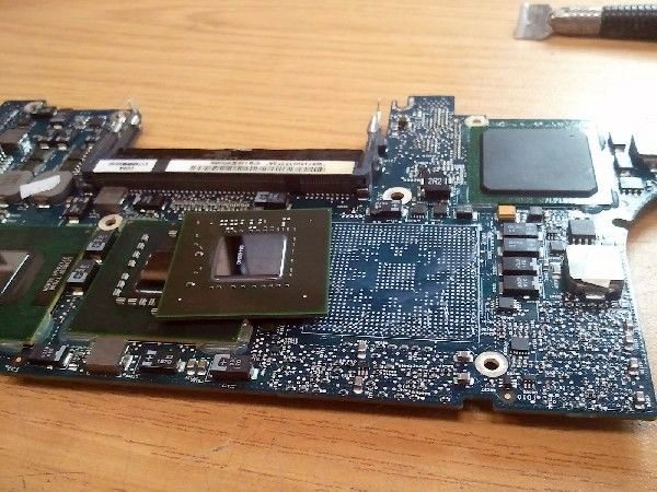 Notebook-Mainboard nach dem Auslöten des Grafikchips